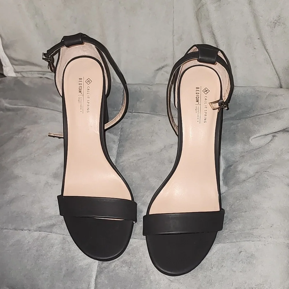 Call it Spring sandal - Picture 1 of 2